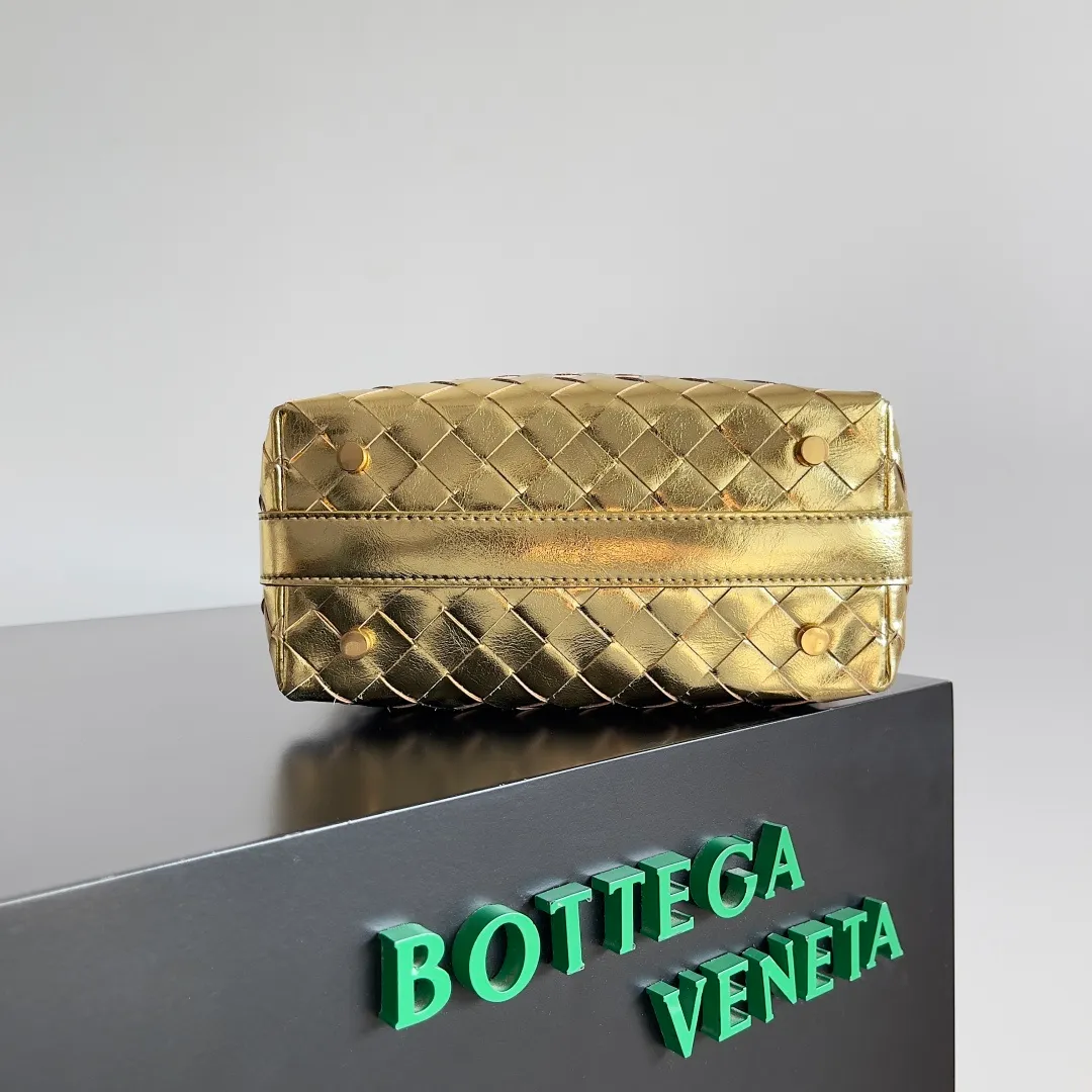 Batch 1360 It is predicted that BV Bottega’s lunch bag will be popular again this year. The entire bag is made of top nappa lambskin, which is very soft and lightweight. It also uses the intrecciato weaving process that the two founders spent several months developing from the beginning of the brand. It is completely hand-woven by Italian craftsmen. It perfectly reflects the craftsmanship of Bottega. The entire bag shape is also a very practical and popular lunch box bag type. The slightly curved arc of the bag mouth can also better fit our wrists. Style number: 754443 Size: 22*13*9
